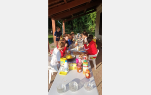 Copieux petit-déjeuner. Nos jeunes - pour certaines - découvrent l'intérêt de bien s'alimenter, notamment le matin !!